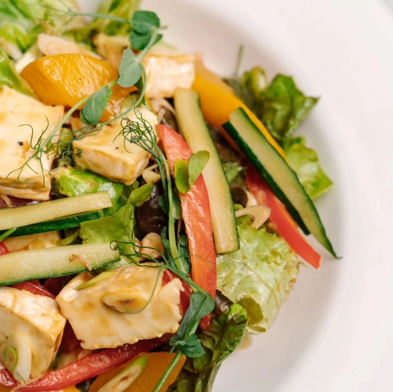 Grilled chicken with crisp vegetables and leafy greens